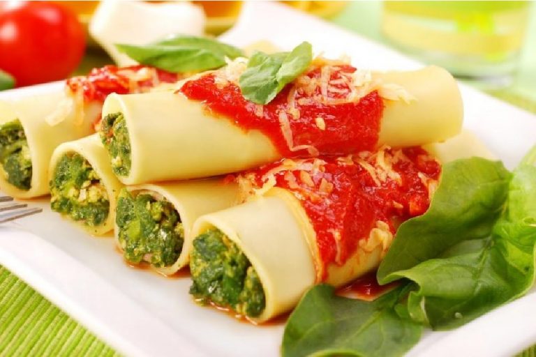 Cannelloni with spinach and tomato sauce