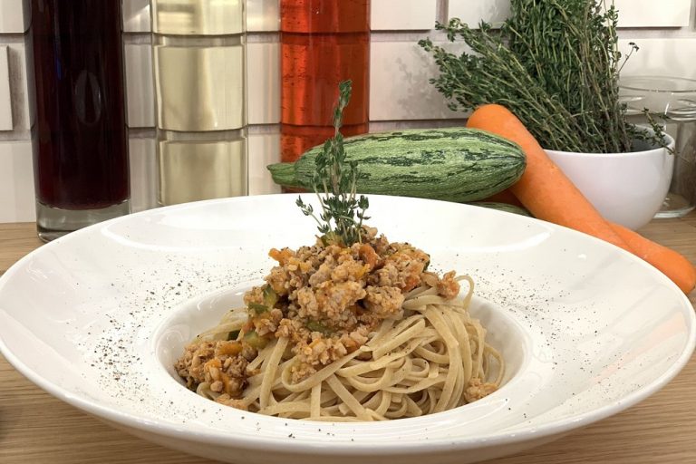 Whole-wheat linguine with minced chicken