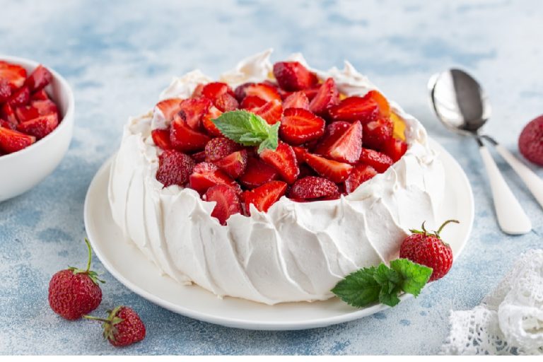 Pavlova with caramelized strawberries