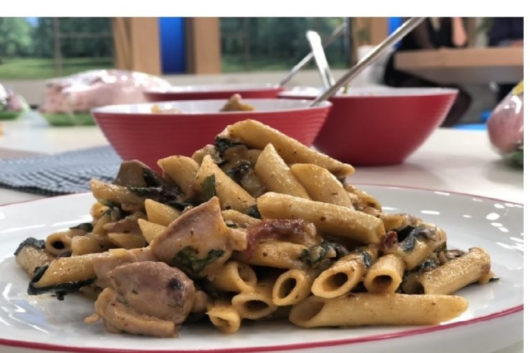 Chicken with penne pasta, spinach and mushrooms in one pot