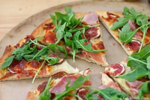 Ιταλική pizza με ρόκα και προσούτο