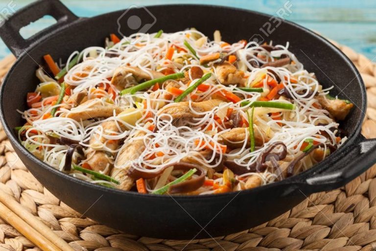 Rice noodles with chicken and vegetables (gluten free)