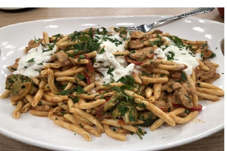 Fresh Cretan pasta (“Skioufihta”) with chicken and vegetables