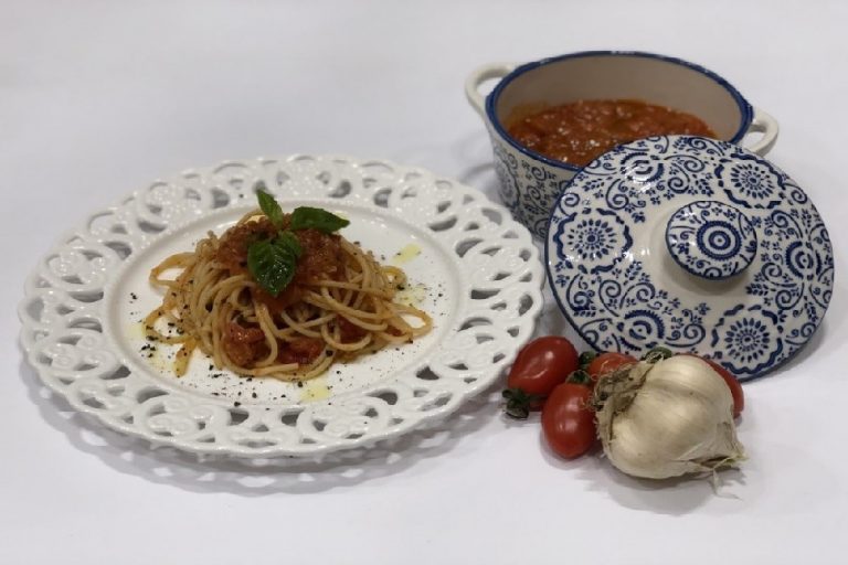 Spaghetti with tomato sauce (Italian Recipe)