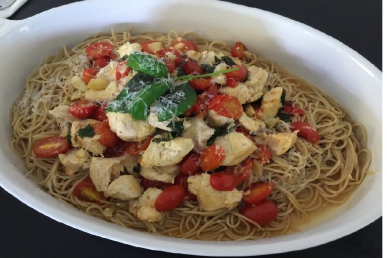 Whole wheat spaghetti with chicken, red pepper puree & cottage cheese