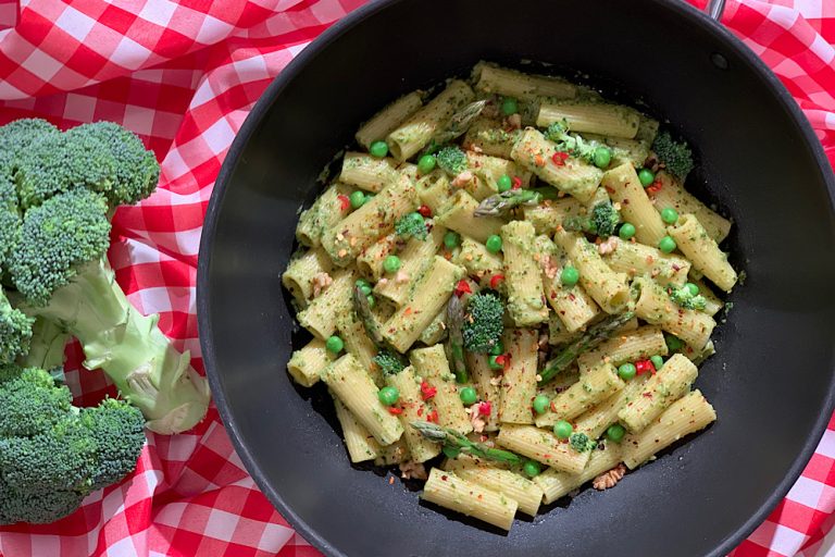 Rigatoni with creamy pesto, spinach and broccoli