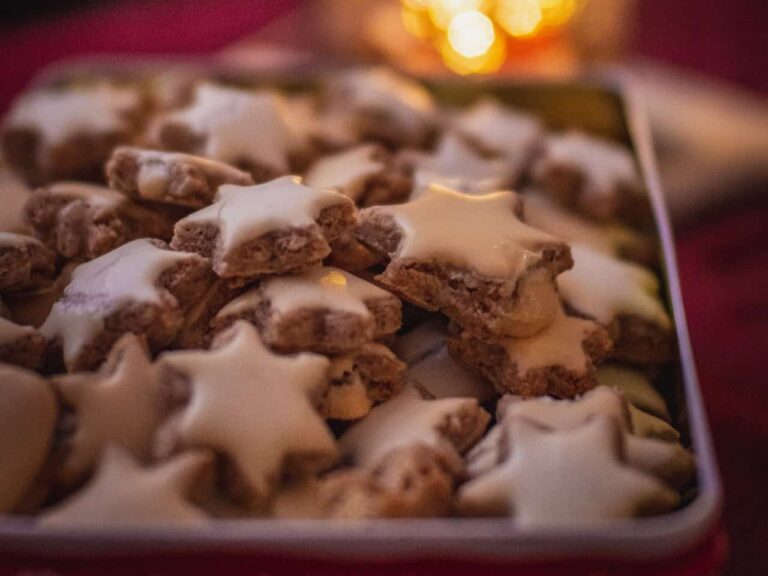 χριστουγεννιάτικα μπισκότα με τζίντζερ και κανέλα