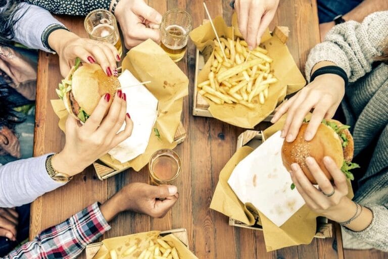 Κάθε πότε μπορείς να κάνεις cheat meal, βοηθούν ή σαμποτάρουν τη διατροφή;