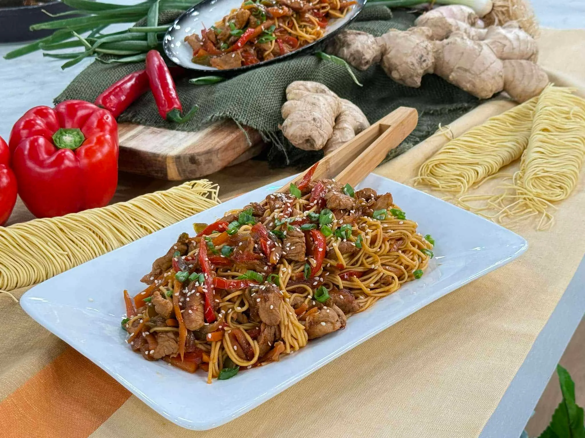Noodles με χοιρινό ψαρονέφρι ,πιπεριές και σόγια