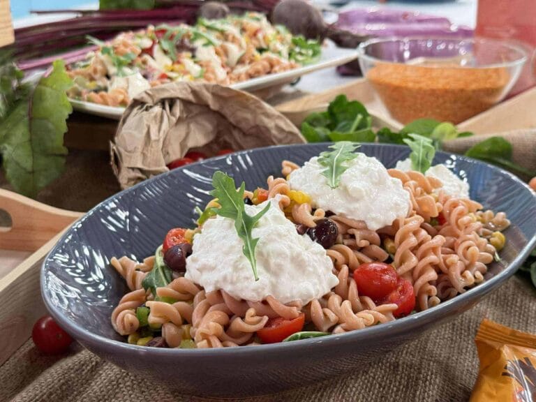 Κρύα μακαρονοσαλάτα με λαχανικά και cottage cheese