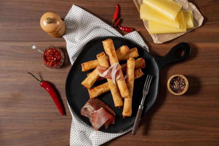 Φλογέρες spring rolls με καπνιστό τυρί και προσούτο