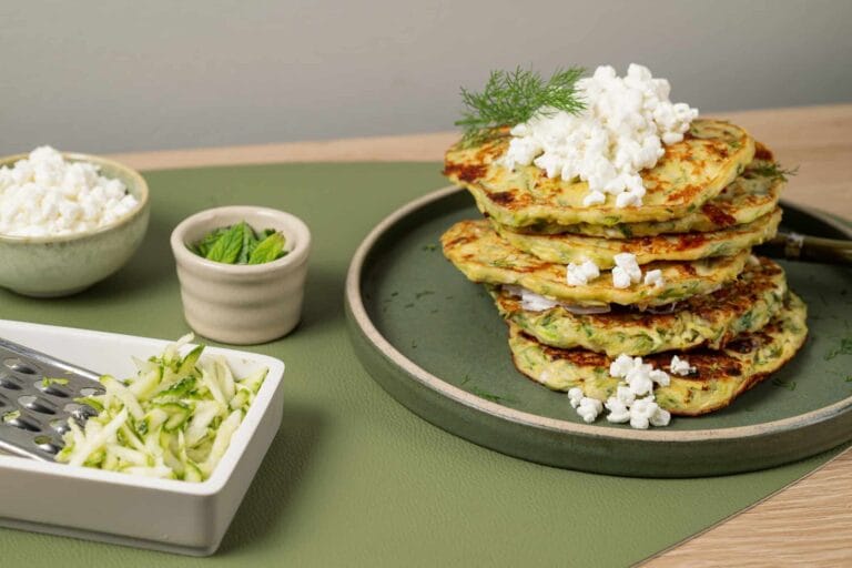 Αλμυρά pancakes με κολοκύθι, τυρί cottage και γιαούρτι με άνηθο