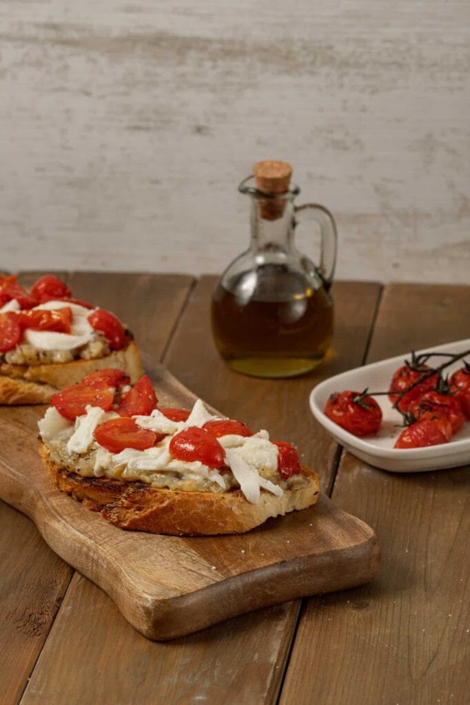 Bruschetta με καπνιστή μελιτζάνα, ντοματίνια και μοτσαρέλα 1 Bruschetta με καπνιστή μελιτζάνα, ντοματίνια και μοτσαρέλα