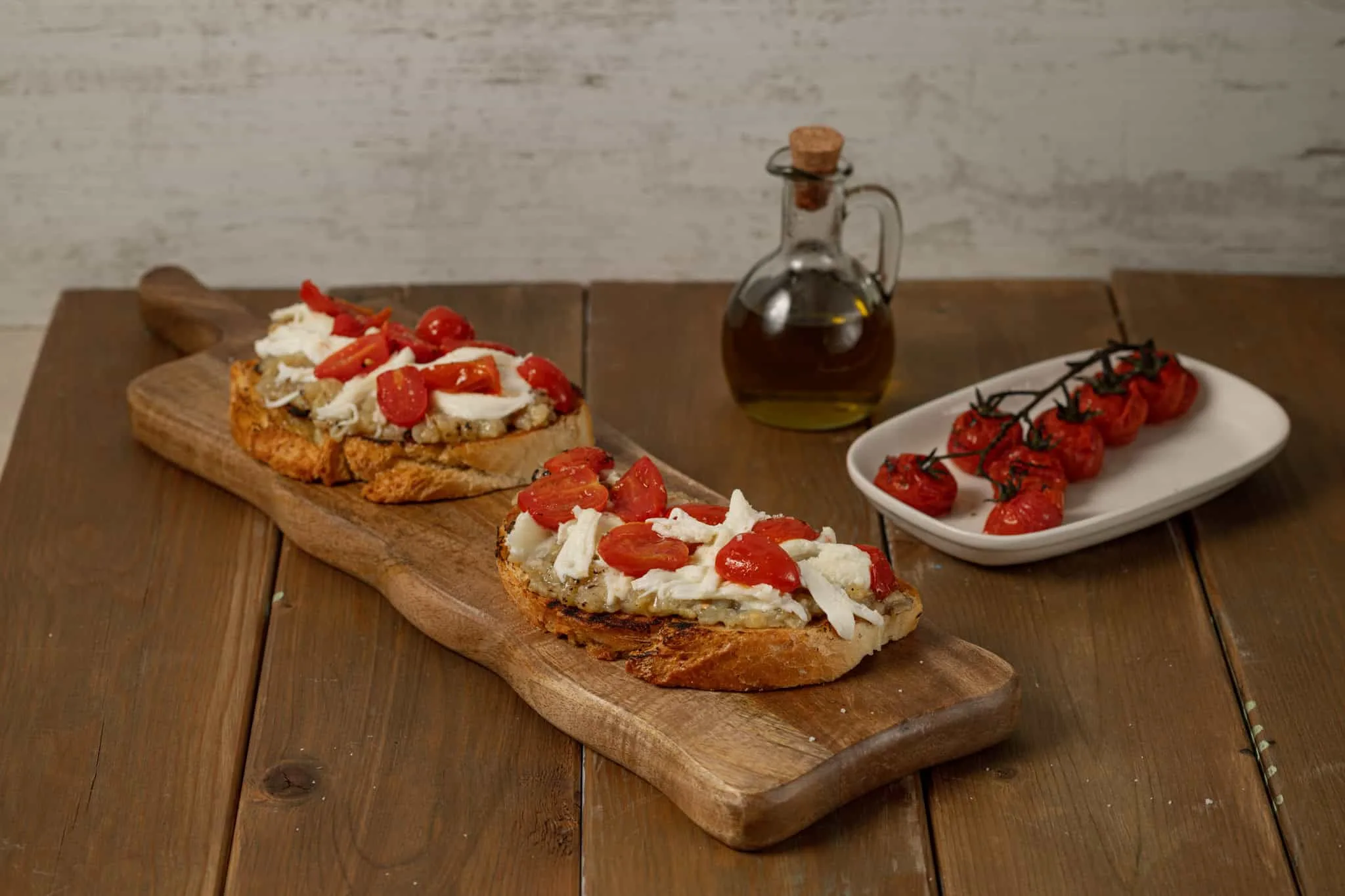 Bruschetta με καπνιστή μελιτζάνα, ντοματίνια και μοτσαρέλα