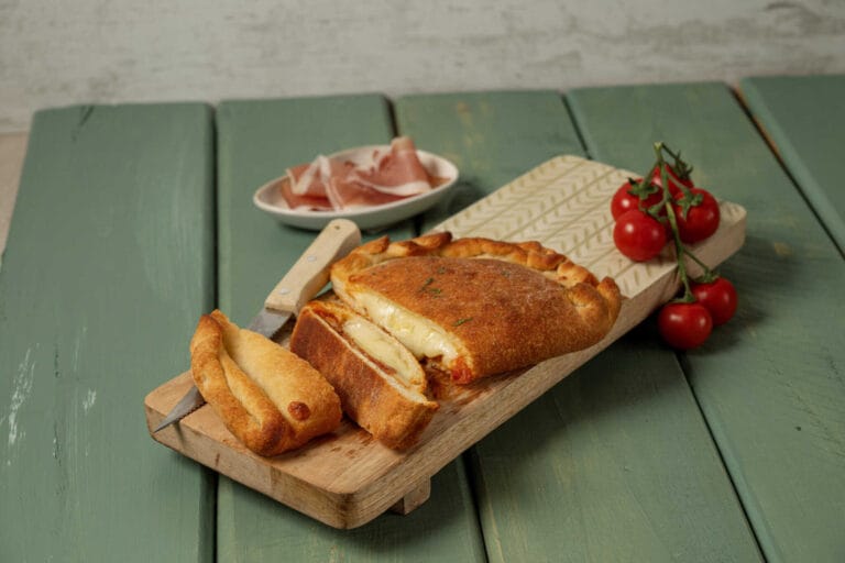 Σπιτικό καλτσόνε με προσούτο, ντοματίνια confit και μοτσαρέλα
