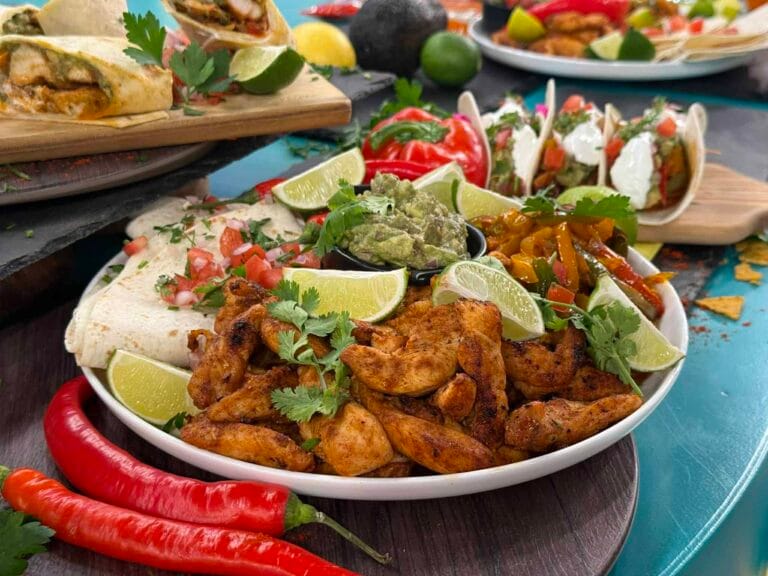 Fajitas κοτόπουλο και μεξικάνικη σαλάτα στο σπίτι