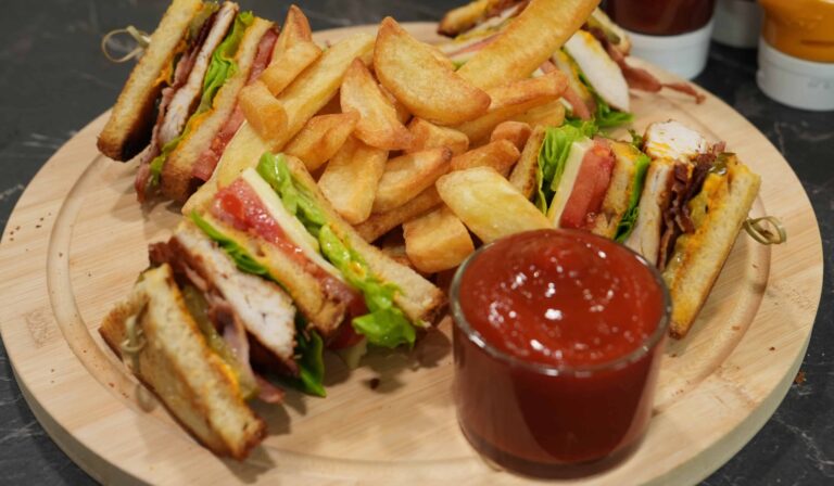Club sandwich με κοτόπουλο και μπέικον