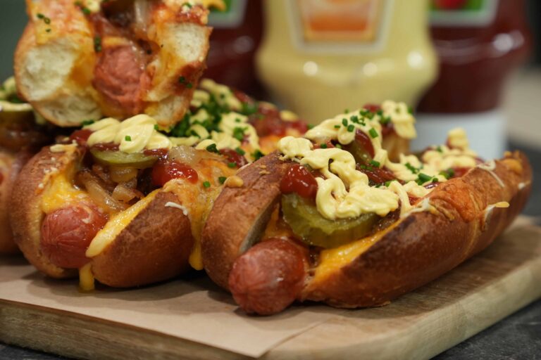 Hot Dog σπιτικό με καραμελωμένα κρεμμύδια και πίκλες