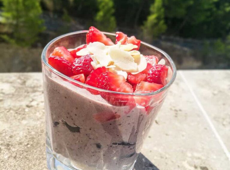 Σοκολατούχο smoothie αμυγδάλου με φράουλες
