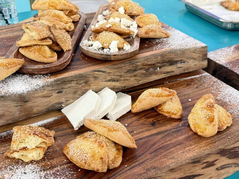 Τυροπιτάκια χειροποίητα με σουσάμι και cheese mix